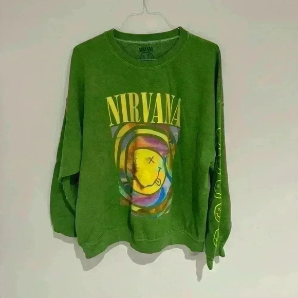 NIRVANA Tops - Nirvana Green Crew Neck Sweatshirt Size Medium Like New